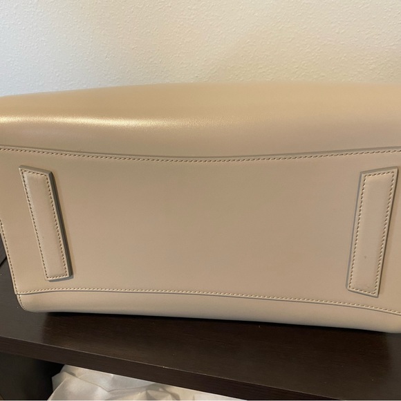 🌟SOLD🌟 Gorgeous EUC MEDIUM ANTIGONA in NUDE! - Picture 10 of 15